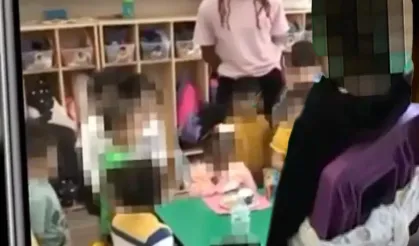 Skandal görüntüler! Yaramazlık yaptığı için anaokulu öğretmeni 2 yaşındaki öğrenciyi sandalyeye bağladı