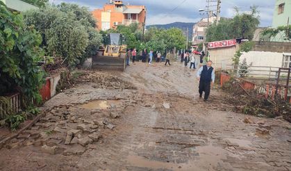 Adana Kozan'da sağanak nedeniyle bazı evleri su bastı