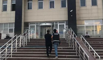 Kars'ta kameralı düzenekle ehliyet sınavında kopya skandalı! 5 kişiye suçüstü gözaltı