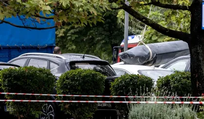Ankara'da inanılmaz olay! Savaş uçağının parçası arabaların üstüne düştü