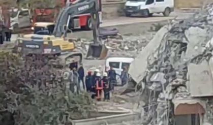 Ağır hasarlı binayı yıkmaya çalışan kepçe operatörü ölümden döndü