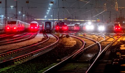 Almanya'daki grev tren seferlerini durdurdu