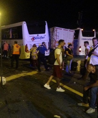 Kocaeli'de Tır, kamyon ve yolcu otobüsü kaza yaptı! 8 yaralı