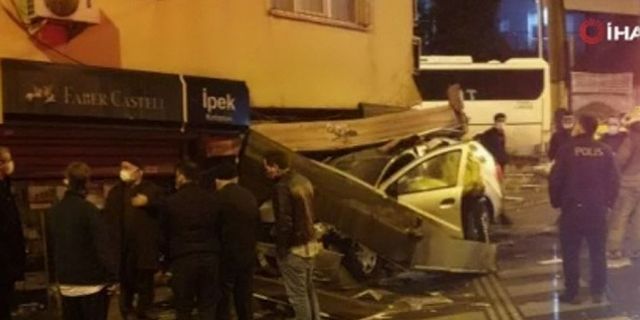İstanbul Küçükçekmece’de bir araç büfeye girdi! Şoför kaçtı gitti