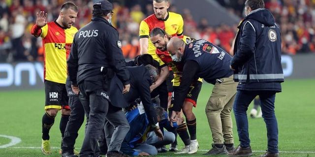 Göztepe-Galatasaray maçında saha karıştı