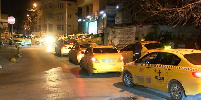 İzmir Bornova'da taksiyi kaçırdı 5 araca çarptı! 2 yaralı