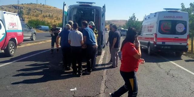 Şanlıurfa'da işçi servisi ağaca çarpıp devrildi! 18 yaralı