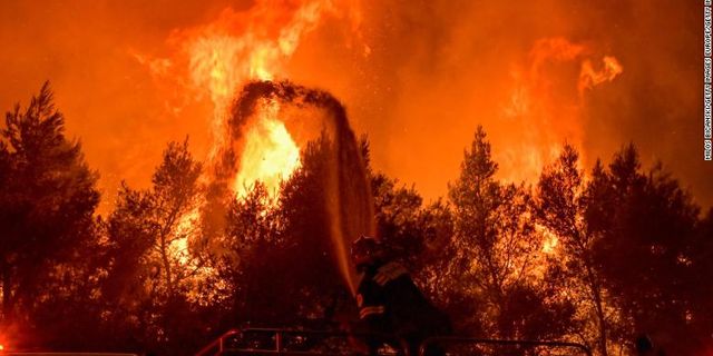 Atina’da ormanlık alan çıkan yangın evlere sıçradı!