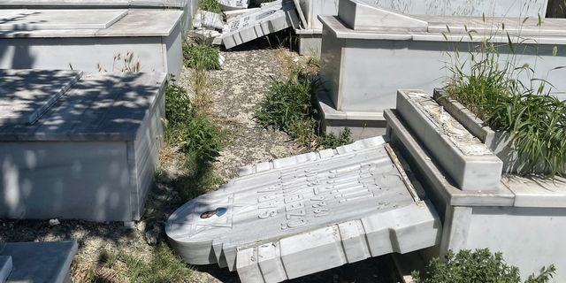 Yahudi mezarlığına büyük saygısızlık! Mezar taşlarını kırdılar