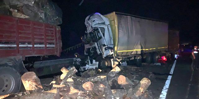 Bolu'da feci kaza! Tırla kamyon çarpıştı