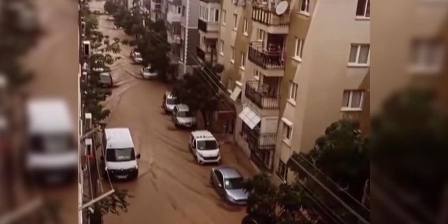 İzmir 15 dakikada sağanak yağmura teslim oldu!