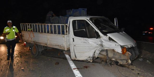 Hatay Kırıkhan'da kamyonet ile otomobilin çarpışması sonucu 6 kişi yaralandı