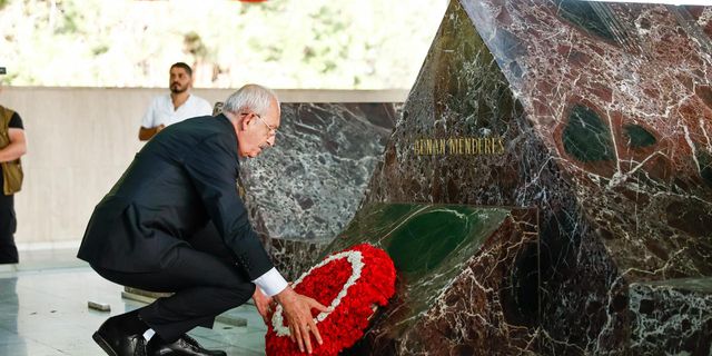CHP Lideri Kemal Kılıçdaroğlu Turgut Özal ve Adnan Menderes'in anıt mezarlarını ziyaret etti