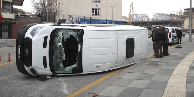 Ankara'da servis minibüsüyle otomobil çarpıştı! 3 yaralı