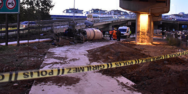 İzmir'de feci kaza! Beton mikseri viyadükten uçtu sürücü hayatını kaybetti