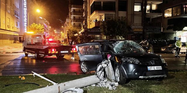 Antalya'da otomobil elektrik direğine çarptı! 5 yaralı
