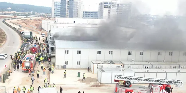 Antalya'da hastane inşaatında çalışan 200 işçinin kaldığı konteyner yandı