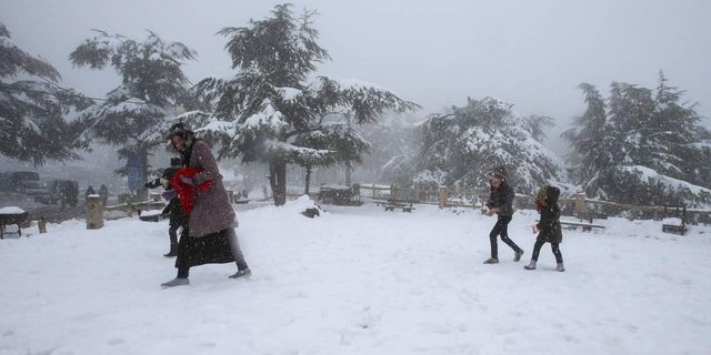 Cezayir’de şiddetli kar yağışı! Uçak seferleri iptal