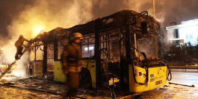 Seyir halindeki İETT otobüsü yandı