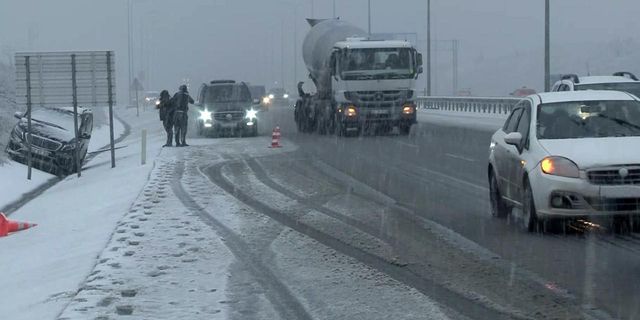 İstanbul'da yoğun kar yağışı başladı! Sürücüler zor anlar yaşıyor