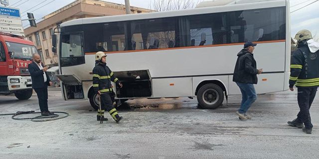 Kocaeli'de servis minibüsünün altından bir anda alevler yükseldi