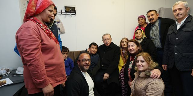 Cumhurbaşkanı Erdoğan'ın ziyaret ettiği depremzede aile konuştu! "Çocuklarımıza Hediyeler Takdim Etti"