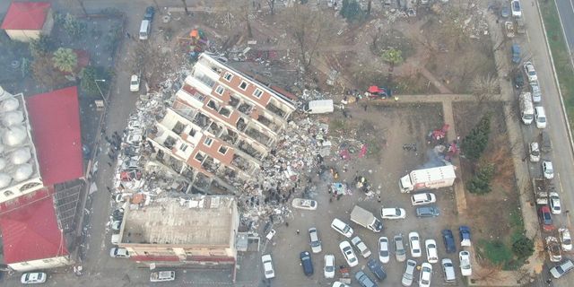 Azerbaycanlı ekipler Kahramanmaraş'ta 3 kişiyi enkaz altından kurtardı