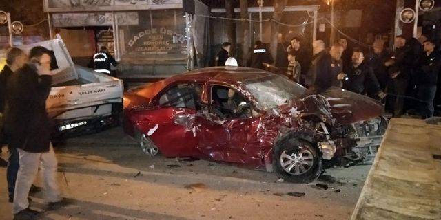 Afyonkarahisar'da 2 araca çarpan otomobildeki 1 kişi öldü, 4 kişi yaralandı