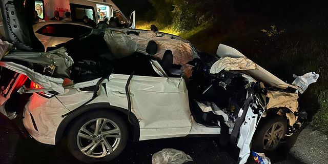 Mersin Tarsus'ta otomobil tıra çarptı! 1 ölü, 2 yaralı