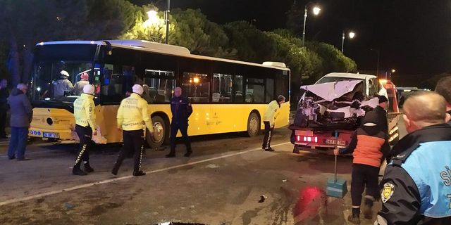 İstanbul'da İETT otobüsüyle otomobil çarpıştı! 1 ölü, 2 yaralı
