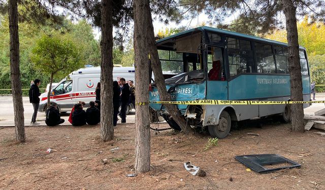Freni boşalan minibüs ağaca çarparak durabildi: 1 ölü 27 yaralı