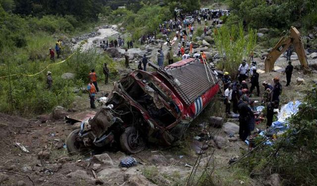 Hindistan’da otobüs şarampole yuvarlandı: 36 ölü, 19 yaralı