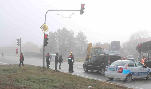 Sivas Şarkışla'da hafif ticari araç kırmızı ışıkta bekleyen kamyona çarptı: 5 yaralı