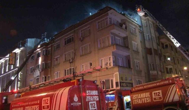 Fatih’te korkutan yangın: Binanın çatısı alev alev yandı