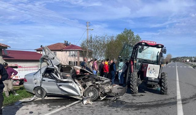 Samsun Alaçam'da otomobil traktöre çarptı. 1 ölü, 1 yaralı