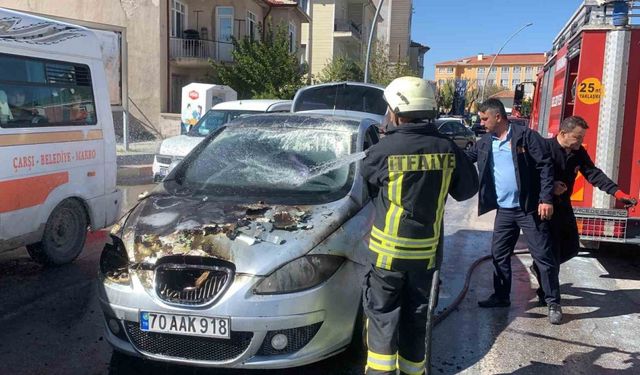 Karaman’da Trafik ışıklarında bekleyen otomobil bir anda alev aldı