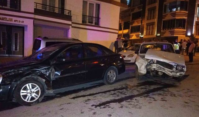 Samsun'da 2 otomobil çarpıştı: 5 yaralı