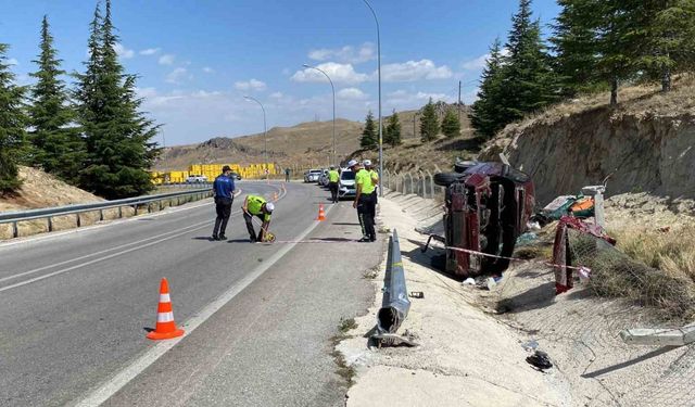 Hafif ticari aracın direğe çarpıp devrildiği kazada anne hayatını kaybetti