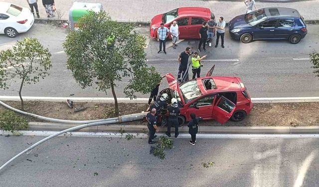 Samsun'da otomobil aydınlatma direğine çarptı: 2 yaralı