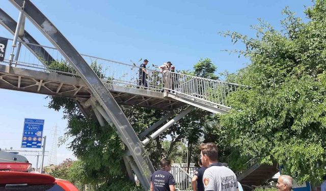 Hatay’da üst geçide çıkan şahıs ikna edildi