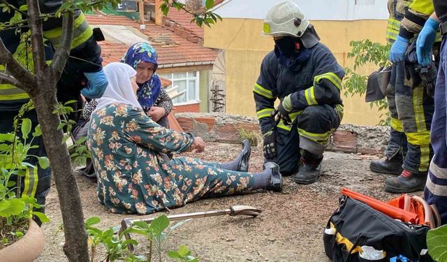 Yaşlı kadın tavukları için çıktığı çatıda mahsur kaldı