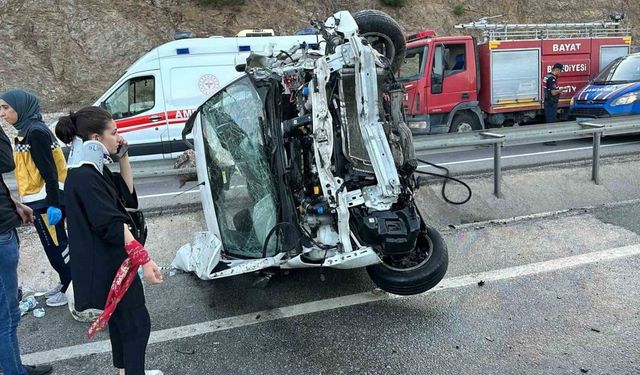 Afyonkarahisar’da hafif ticari araç takla atıp refüje girdi: 6 yaralı