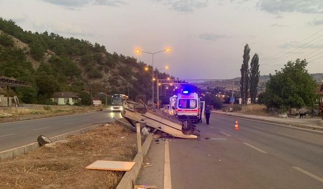 Amasya’da refüje dalan otomobil direğe çarptı: 4 yaralı