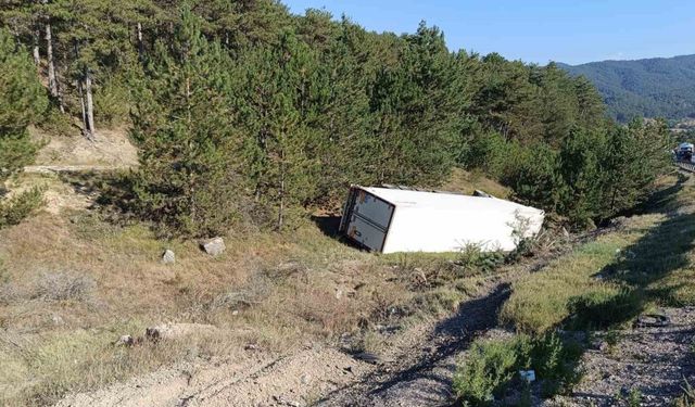 Bolu’da tır şarampole yuvarlandı: 1 yaralı