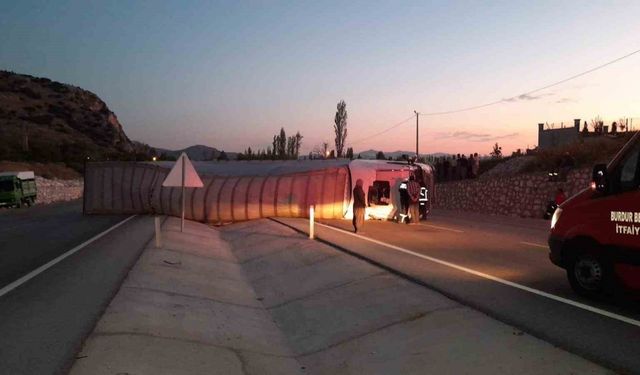 Burdur’da lastiği patlayan tır yan yattı: 1 yaralı