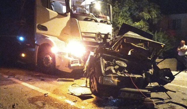 Denizli'de kaza yapan otomobillere tır çarptı: 1 ölü, 1 yaralı