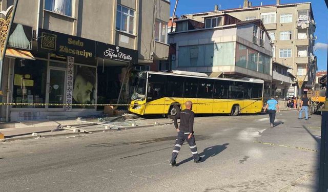 Pendik’te İETT otobüsü kuaför dükkanına daldı: 6 yaralı