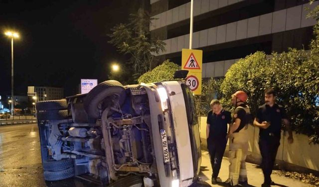 Pendik’te sebze yüklü kamyon devrildi: 2 yaralı