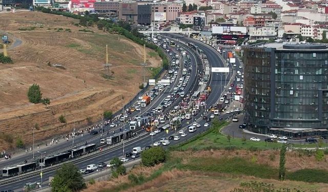 Küçükçekmece’de metrobüs kazası sonrası seferler normale döndü