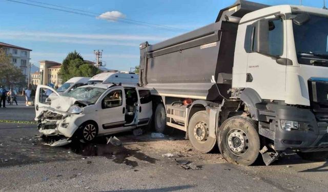 Balıkesir’de hafif ticari araçla kamyon çarpıştı: 6 yaralı